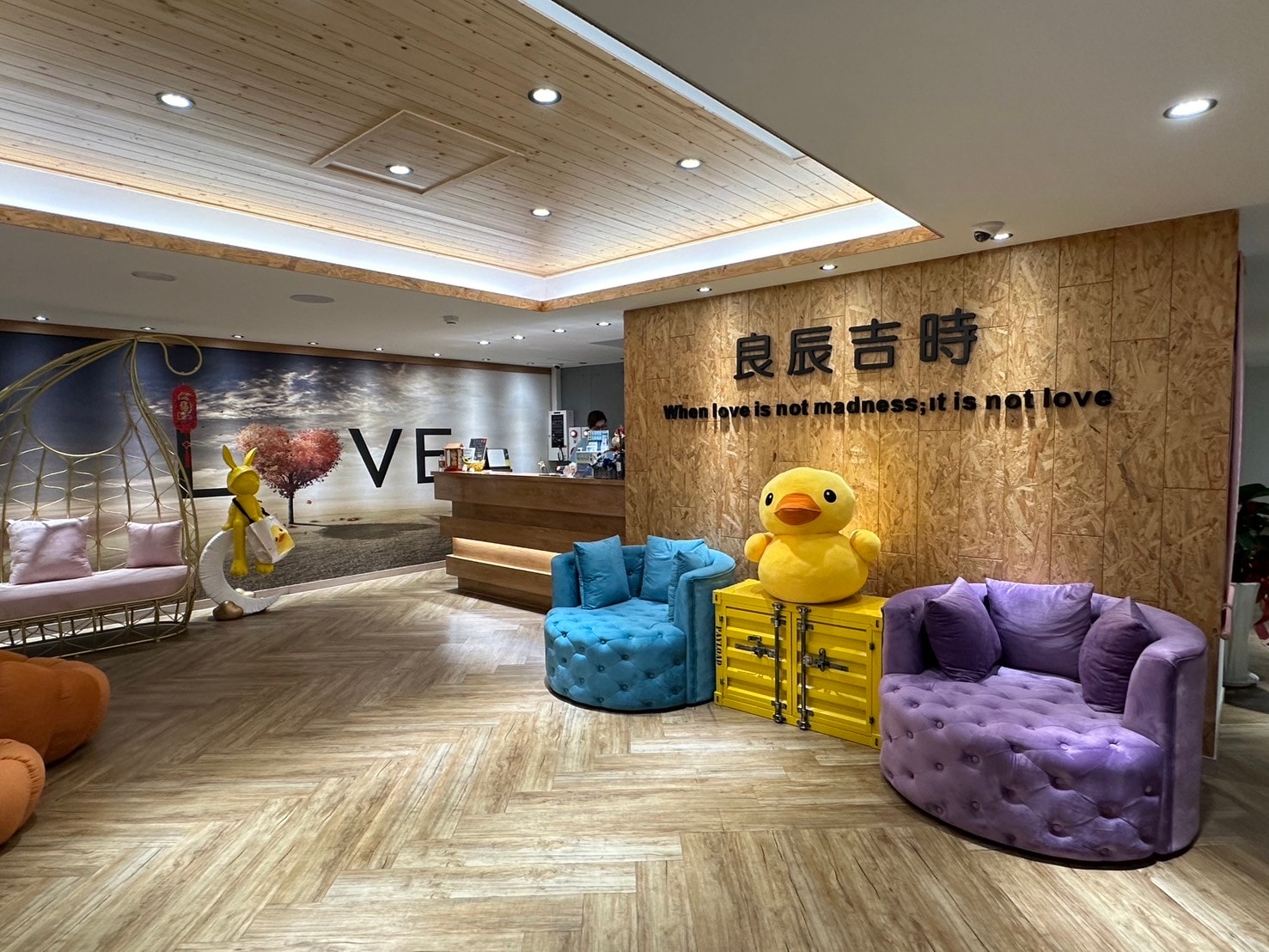 【高雄住宿推薦】良辰吉時精品旅店,步行可到六合夜市 捷運市議會站3分鐘|高CP值旅店智能入住,2024年全新開幕 - 第1張圖